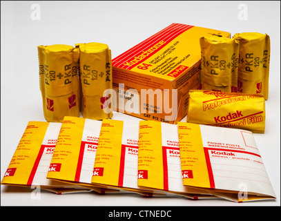 Film photographique en rouleau 120 d'époque Kodachrome, pro-pack avec pochettes de traitement Banque D'Images