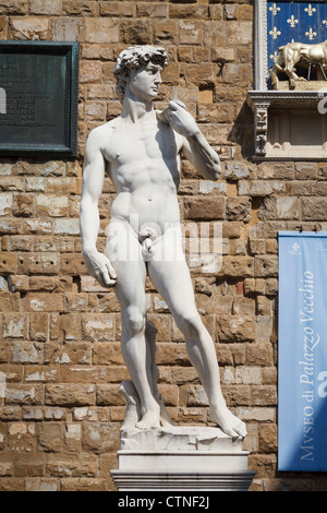 Une copie du David de Michel-Ange en face du Palazzo Vecchio sur la Piazza della Signoria, Florence Banque D'Images