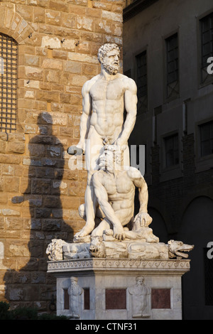 Bartolommeo Bandinelli's statue d'Hercule et Cacus sur la Piazza della Signoria, Florence Banque D'Images