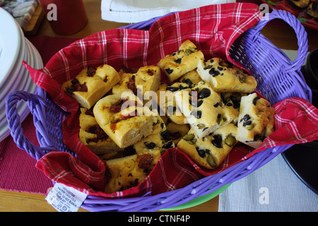 Focaccia italienne aux tomates séchées et olives noires dans le panier Banque D'Images