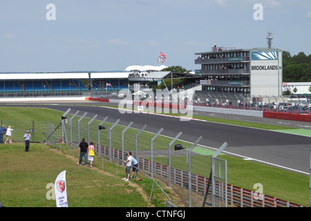 Piste de course à Silverstone vue vers le Brooklands Banque D'Images