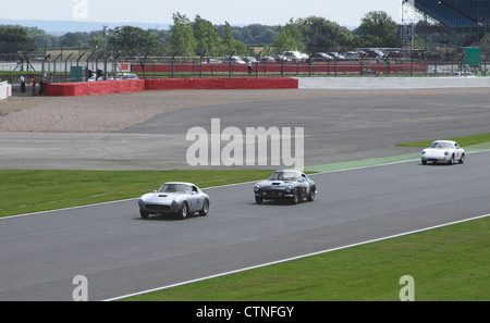 La Race à RAC Tourist Trophy pour véhicules historiques (pré-63 GT) Silverstone Classic le 22 juillet 2012 Ferrari 250 SWB à l'avant Banque D'Images