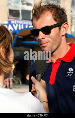 Sailor Paul Goodison est membre de l'équipe de Grande-Bretagne à Londres Jeux Olympiques de 2012, d'être interviewé à plage de Weymouth, Dorset, UK Banque D'Images