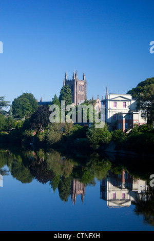 La Cathédrale de Hereford reflète dans Rivière Wye vu du pont Victoria in early morning light Herefordshire Angleterre UK Banque D'Images