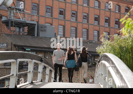 Homme et deux femmes sur pont sur Regents Canal à Camden, Londres, Angleterre, Royaume-Uni Banque D'Images