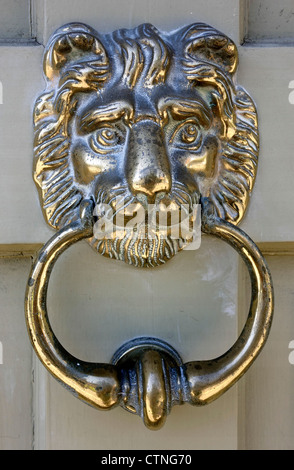 Tête de Lion en laiton heurtoir dans Castle Street Saffron Walden Banque D'Images