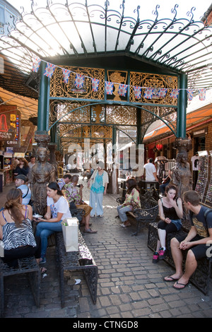 Les gens se reposent au écuries ; marché Camden Lock, Camden, London, England, UK Banque D'Images