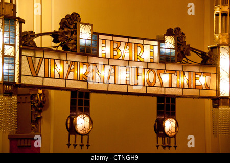 Verre Art Nouveau allumé 'Bar Vinarna Hostinec' ouvrir une salle de concert Municipal House Prague Praha République Tchèque Banque D'Images