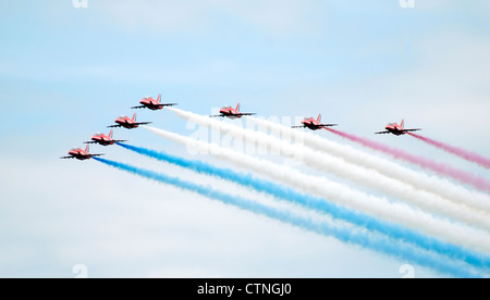 RAF Des flèches rouges de l'équipe d'affichage des couleurs rouge, blanc et bleu smoke Banque D'Images