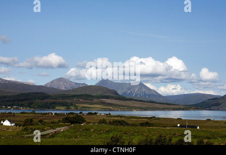 Cloud traversant le sommet de l'Glamaig Cuillin rouges d'Ardnish Breakish Rubha Beach l'île de Skye Ecosse Broadford Banque D'Images