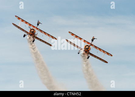 Stunt fliers avec les marcheurs de l'escadre aérienne de la scène Banque D'Images