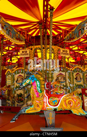 Merry-Go-Round d'enfants sur le quai de la jetée à côté du London Eye, à Westminster. Banque D'Images