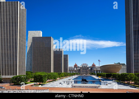 Le Nelson A. Rockefeller Empire State Plaza à vers State Capitol avec 'l'Œuf' à droite, Albany, New York State, USA Banque D'Images