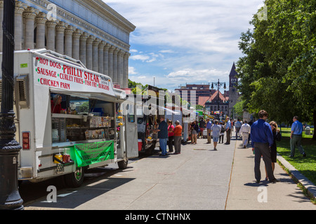 Les employés de bureau à partir de bâtiments du gouvernement de l'état d'acheter des aliments de rue de cars sur Washington Avenue , Albany, New York State, USA Banque D'Images