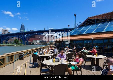 Shooters bar et restaurant sur les rives de la rivière Cuyahoga dans les appartements district, Cleveland, Ohio, USA Banque D'Images