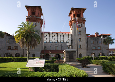 L'ancien Alcazar Hotel maintenant l'Hôtel de Ville de Saint Augustin et Lightner Museum et statue de Pedro Menéndez de Avilés Banque D'Images