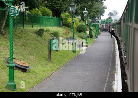 Garde à Ropley Station, ligne de cresson - mi-Hants Railway ; Hampshire ; Angleterre ; UK Banque D'Images