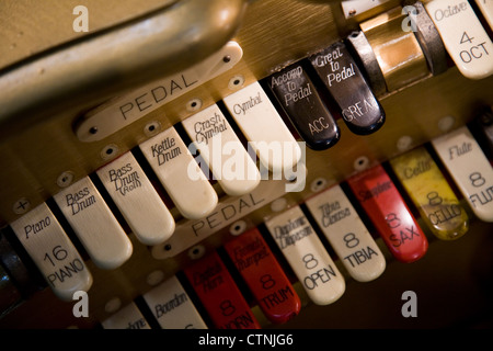 Touche clavier / tuyau d''Stop Langues" (touches / Commandes de sélection) sur l'orgue de cinéma Wurlitzer. Musée musical, Brentford. UK Banque D'Images