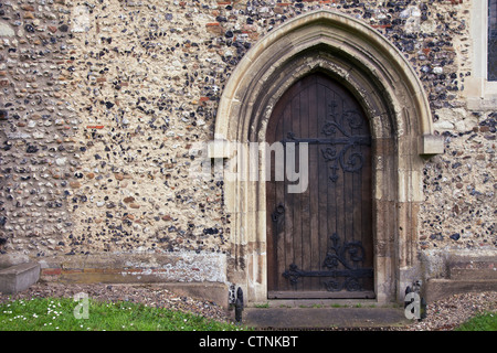 Vieille porte en bois, dans l'église de pierre. Banque D'Images