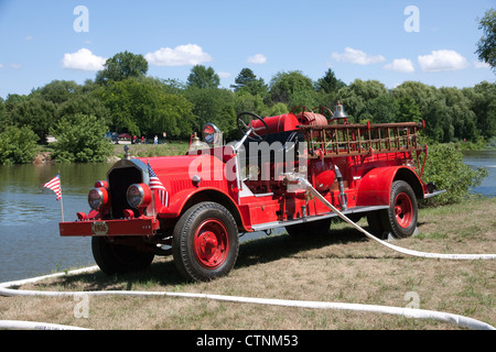 Childs 1926 Fire Engine Pumper rédaction de pompage et le pompage de l'eau le long de la rivière Cass, Frankenmuth, Michigan USA 2012 Banque D'Images