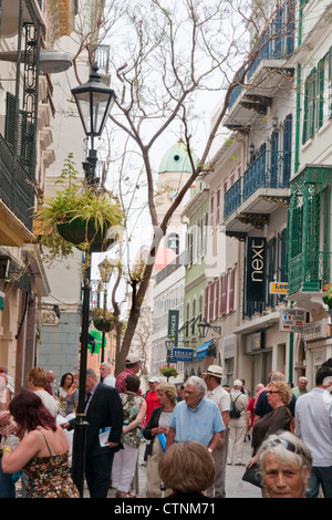 Les visiteurs et les résidents de la foule, Main Street, Gibraltar's avenue commerçante principale. Banque D'Images