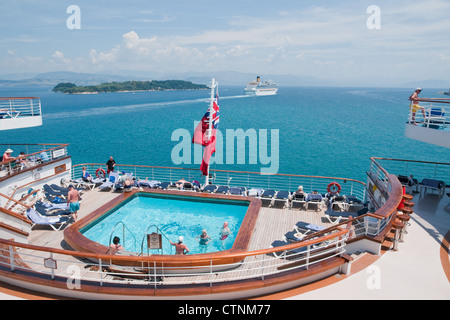 Les passagers de soleil autour d'une piscine à bord du bateau de croisière Grand Princess. Banque D'Images