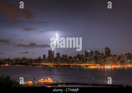 Les éclairs illuminent le ciel nocturne sur l'upper west side skyline pendant un orage d'été à New York. Banque D'Images