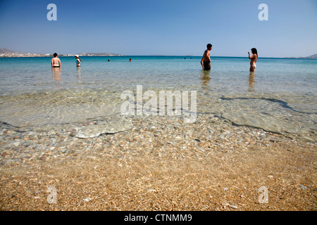 Les touristes profiter de la mer cristalline sur la plage de Psaraliki, Antiparos Cyclades, en Grèce. Banque D'Images
