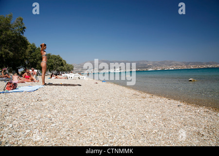 Les touristes de profiter du soleil sur la plage de Psaraliki, Antiparos Cyclades, en Grèce. Banque D'Images