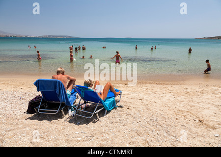 Les touristes de profiter du soleil sur la plage de Psaraliki Antiparos, Grèce. Banque D'Images