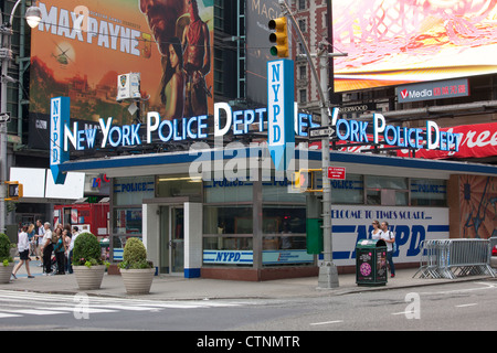 La station service de police de New York à Times Square, une partie de l'examen à mi-ville sud (14ème), à New York. Banque D'Images