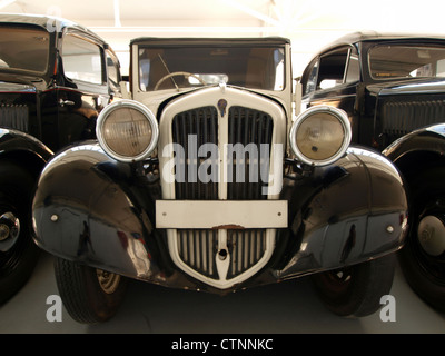 La Skoda Popular 418 de 1934 est une voiture historique exposée au musée Skoda. Ce véhicule reflète les débuts de la production automobile de Skoda et est considéré comme un exemple classique de l'ingénierie automobile tchèque d'avant la seconde Guerre mondiale. Banque D'Images