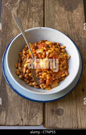 La cuisine traditionnelle africaine. Le haricot et le maïs avec des cacahuètes. Ingrédients : Haricots rouges, samp, oignons, tomates, arachides Banque D'Images