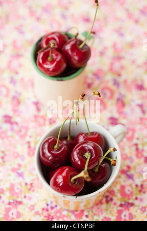 Close-up de deux tasses de frais, délicieux et mûrs de cerise rouge Banque D'Images