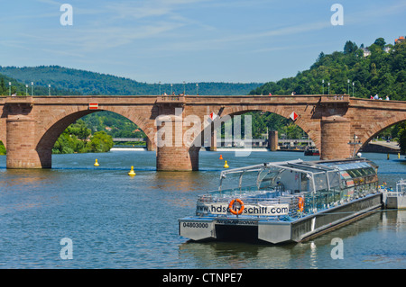 Heidelberg Allemagne - catamaran solaire dans Neckarsonne avant de l'historique Vieux Pont sur le Neckar et le navire lock Banque D'Images