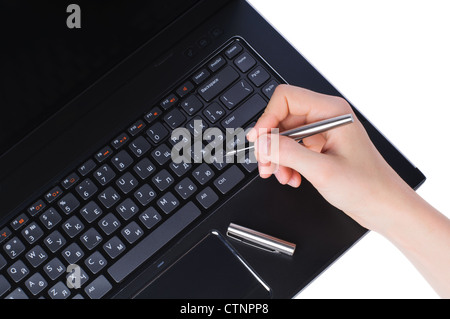 La main avec le stylo clavier ordinateur portable isolé sur fond blanc Banque D'Images