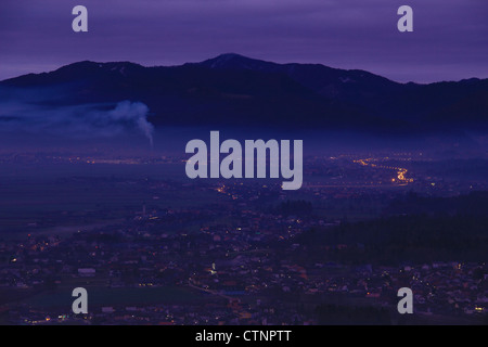 Le brouillard et l'air pollué en ville. Banque D'Images