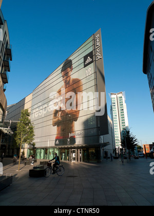 John Lewis célèbre magasin de Cardiff British champion de plongée et de l'équipe Go plongeur olympique Tom Daley dans sa dernière campagne. Banque D'Images