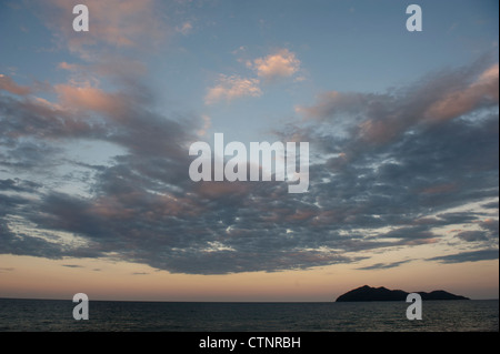 Tôt le matin à Wongaling beach, une section de Mission Beach, avec Dunk Island en vue, à Cassowary Coast, Queensland, Australie Banque D'Images