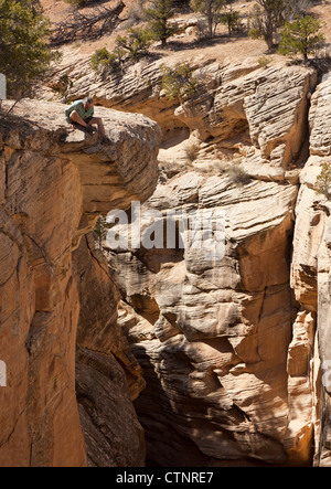 Un homme sur le bord d'une gorge dans le sud de l'Utah USA Banque D'Images