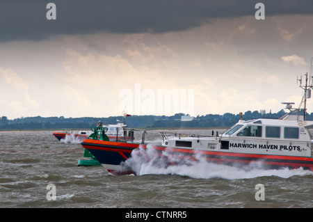 Harwich haven bateau quitter le port du coupe-pilote Banque D'Images