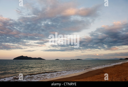 Tôt le matin à Wongaling beach de Mission Beach avec vue sur l'île de Dunk sur Sports et loisirs, Queensland, Australie Banque D'Images