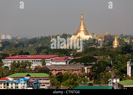 Les toits de la pagode Shwedagon à Yangon, Myanmar, Banque D'Images
