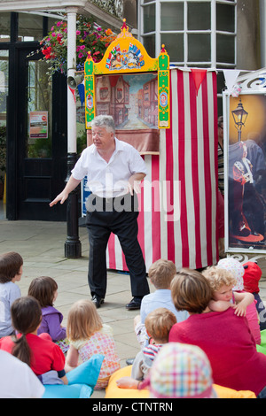 «Punchman» ; Geoff Felix ; l'introduction d'un Punch et Judy performance au Festival de Marionnettes de Buxton, Buxton, Derbyshire, Angleterre Banque D'Images