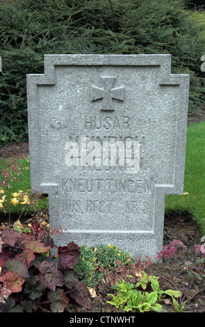 Pierre tombale allemande forme inhabituelle dans le cimetière militaire de Saint Symphorien, Mons, Hainaut, Belgique. (Voir notes) Banque D'Images