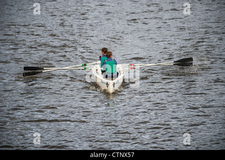 Cadets de la marine dans un bateau à rames sur la rivière du Pays de Galles, Aberystwyth Rheidol UK Banque D'Images