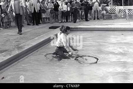 004178 - John Lennon et George Harrison tournage aide ! Dans les Nassau Beach Hotel aux Bahamas le 23 février 1965 Banque D'Images