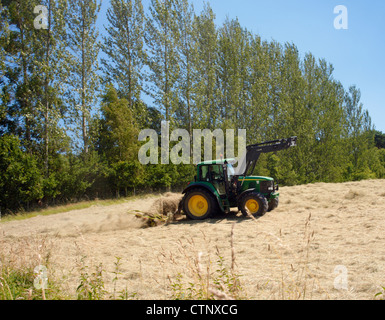 Tournant avec un tracteur foin Foin bob . Banque D'Images