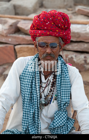 L'homme indien en turban qui pose pour portrait dans le Rajasthan Banque D'Images