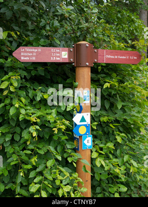 Balades : panneau près de Vianden, Luxembourg. Il dispose même d'un insigne du camino, la route des pèlerins de Saint-Jacques de Compostelle. Banque D'Images